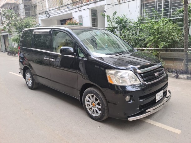toyota-x-noah-2005-big-0