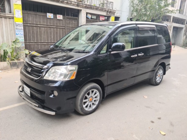 toyota-x-noah-2005-big-2