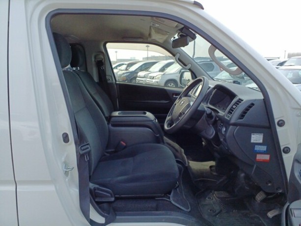 toyota-hiace-super-gl-prime-selection-push-start-2019-big-2
